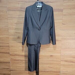 TAHARI women's business suit
